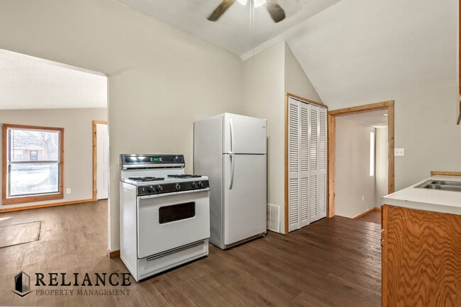 Building Photo - 615 N Doris St