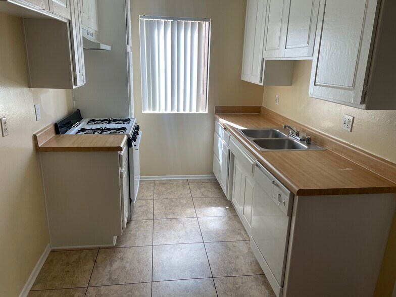 Building Photo - 15037 Victory Blvd