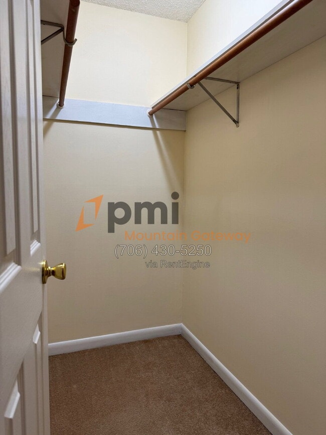 Building Photo - 134 Primrose Dr