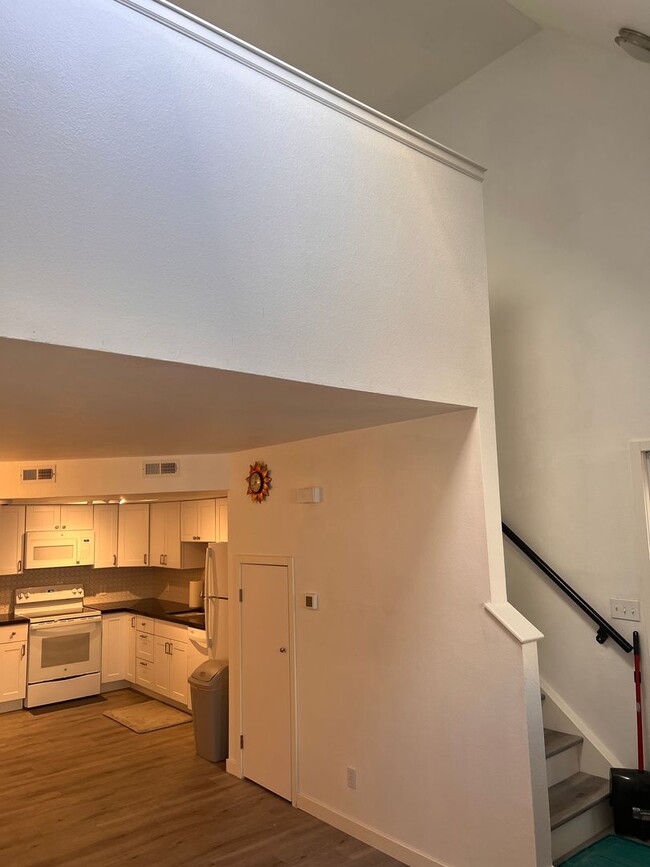 Building Photo - Newly Renovated 1 Bedroom 1 Bath Condo in ...