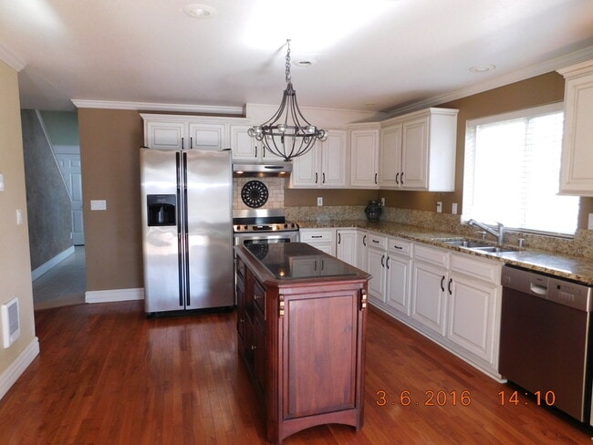 Building Photo - Beautifully Custom Updated 3BD/1.5BA Home ~ Gorgeous Kitchen & Master Bedroom!