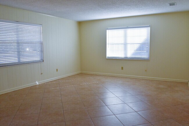 Building Photo - Three Bedroom Two Bath outside Eglin Gates