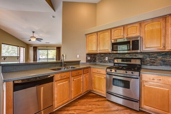 Building Photo - Beautiful 3 Bed, 2 Bath Condo on the Hassaympa Golf Course!