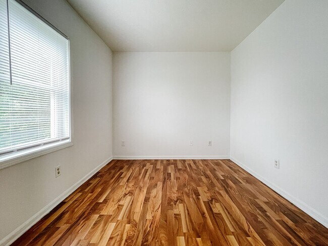 Building Photo - 114 E 8th St