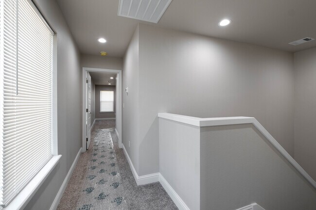 Building Photo - 1711 2nd Ave