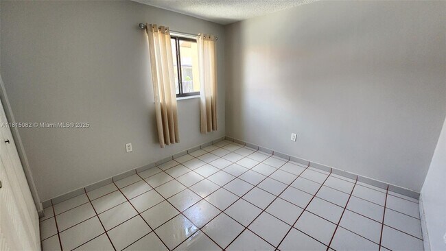 Building Photo - 2740 W 61st St