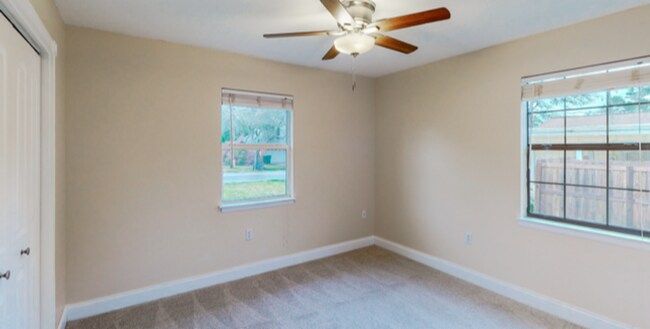 Building Photo - 3/2 with Den and extra long single car gar...
