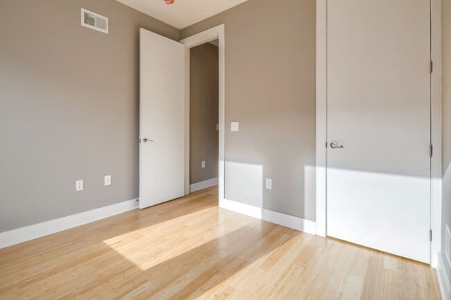 Building Photo - Queen Village Townhome