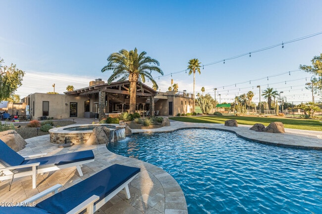 Building Photo - 5821 E Cactus Rd