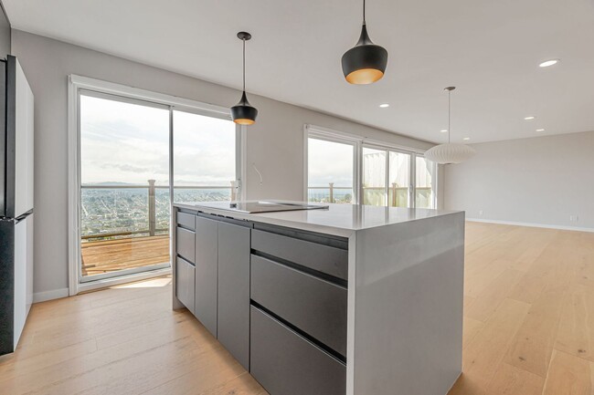 Building Photo - Stunning Three Bedroom Home in Westwood Hi...