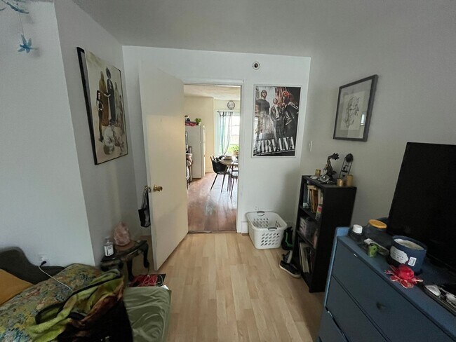 Building Photo - Newly Renovated East Rock Penthouse 2BR wi...