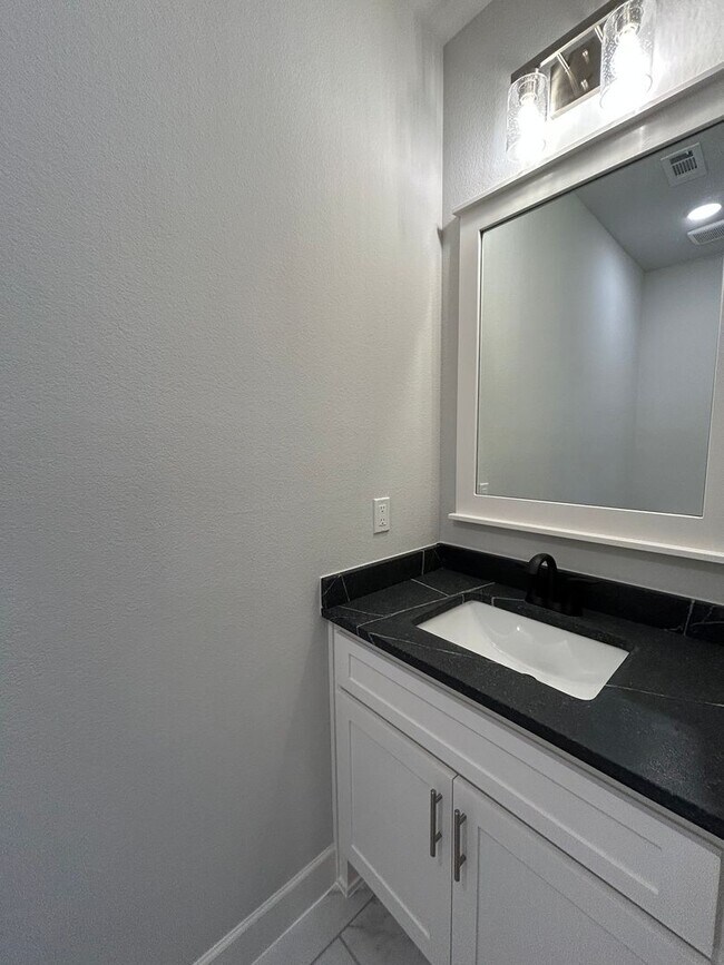 Building Photo - Beautiful Modern Home in Pea Ridge!