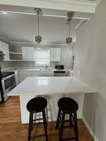 Building Photo - 12 Larnes St