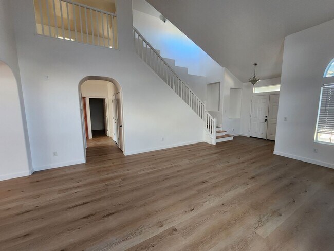 Building Photo - Beautiful 5 bed/4 bath home in Santa Nella!