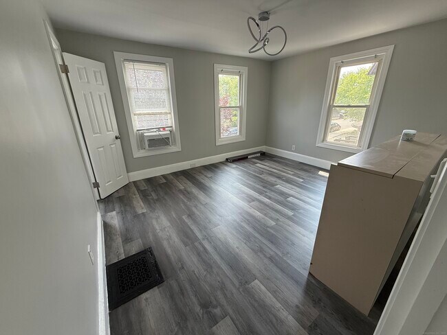 Building Photo - 37 Quintard Ave