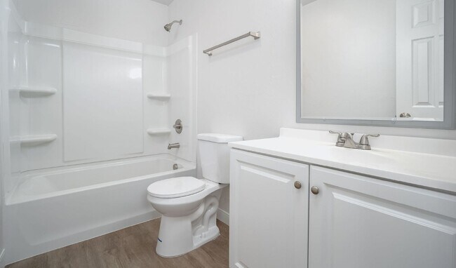 Building Photo - * $500 OFF MOVE IN COSTS * Recently renovated 2 bedroom apartment *