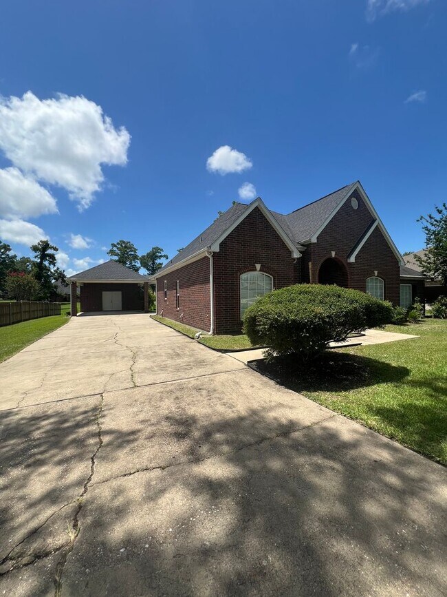Building Photo - 4 Bed 3 Bath FULLY Furnished House South Lake Charles