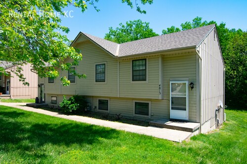 Building Photo - 3-bed 2-full-bath Duplex w/Double Garage  ...