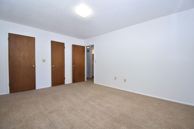 Building Photo - Spacious and charming! Conveniently located top floor 2 bedroom apartment.