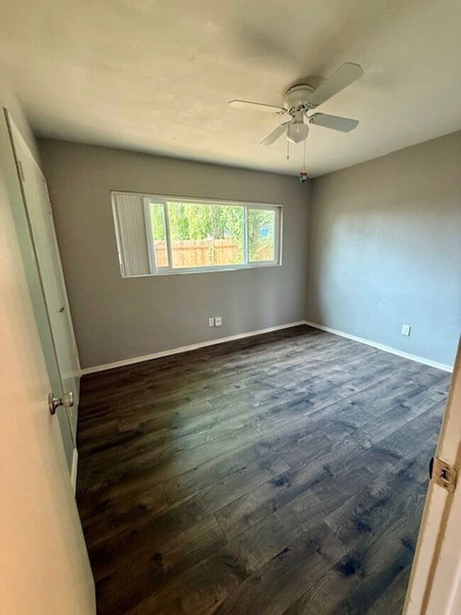 Building Photo - Cute 2 bedroom house