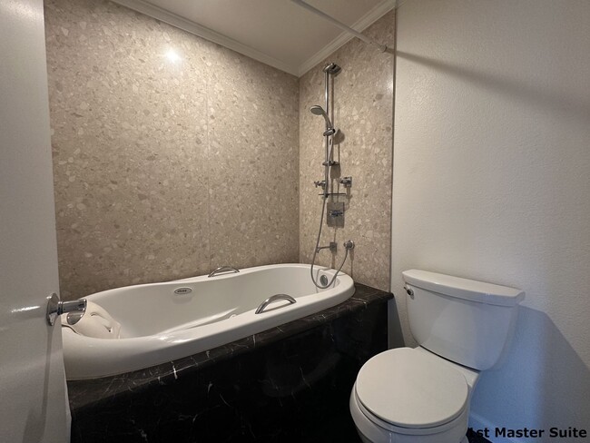 Building Photo - Spacious 3-Bedroom Condo for Rent in UTC –...