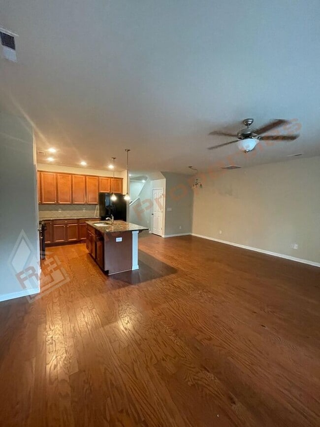 Building Photo - Beautiful 3-bedroom, 2.5-bath townhome