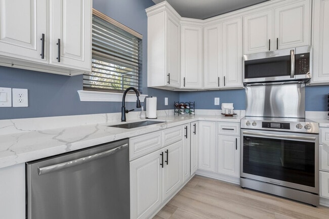 Building Photo - 135 Brady Dr