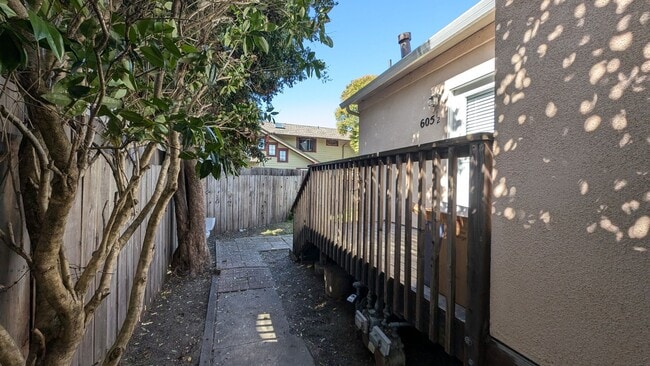 Building Photo - 605 Seabright Ave