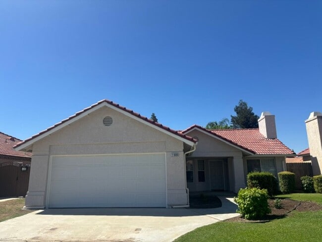 Building Photo - Clean 3 Bedroom / 2 Bathroom home near Stockdale High School, Recently Renovated!