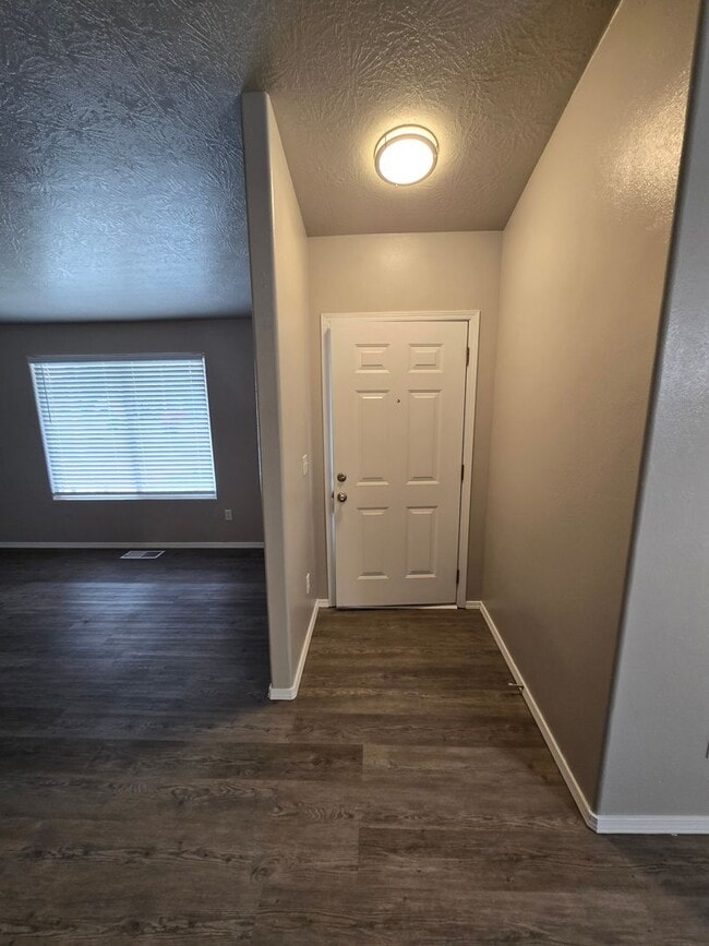 Building Photo - Pet Friendly, Single Level 3bed : 2bath Ho...