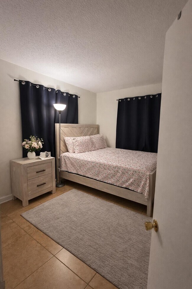 Building Photo - 4130 SW 20th St