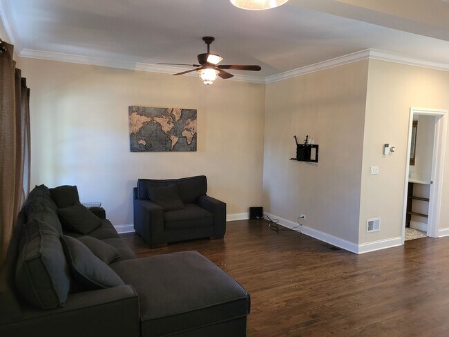 Building Photo - Beautiful Recently Renovated Contemporary ...