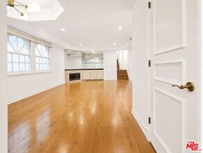 Building Photo - 342 N Palm Dr