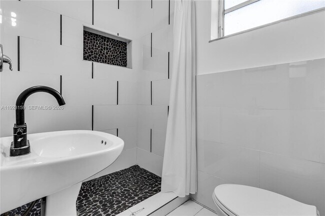 Building Photo - 2221 SW 13th St