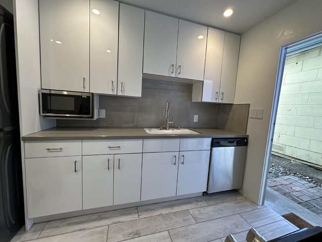 Building Photo - LIVE THE OCEAN BEACH LIFESTYLE!