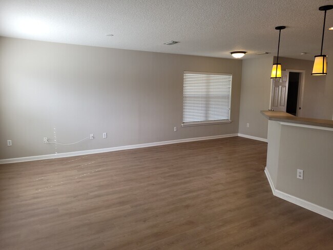 Building Photo - 301 Cherry Way