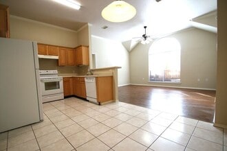 Building Photo - Charming 3BR/2BA Duplex Home with 2-Car Garage & Fenced Yard | Close to Downtown Weatherford | Pe...