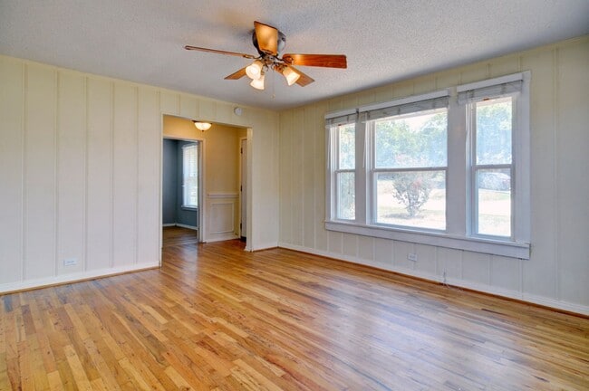 Building Photo - 2 Bedroom Bungalow