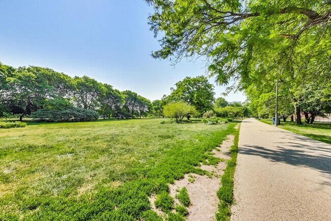 Building Photo - 5455 N Sheridan Rd