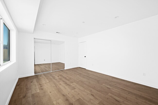 Building Photo - 6832 Hazeltine Ave