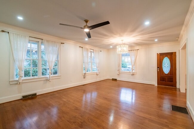 Building Photo - Spacious charmer in the heart of Dilworth ...