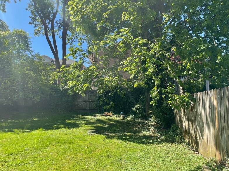 Building Photo - 422 Woods Ave SW