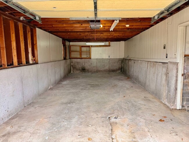 Building Photo - 1325 W 24TH St S