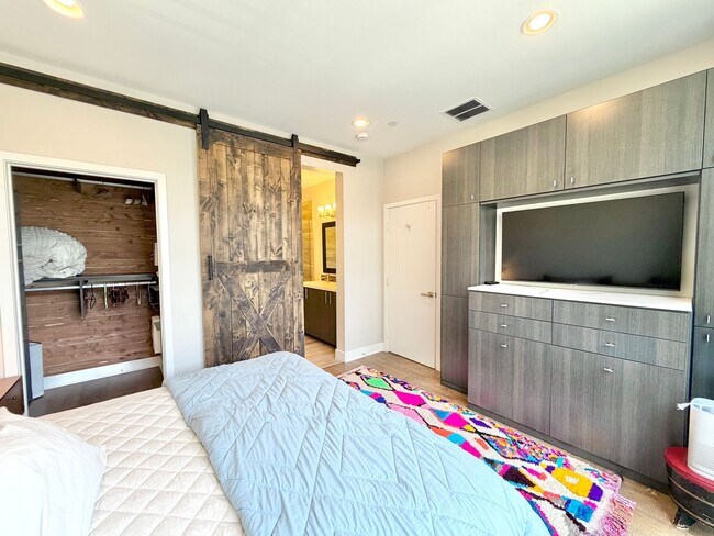 Building Photo - Furnished 3-BR/3-BA Townhouse w/ Giant Roof deck, 2-Car Garage, EV Hookup