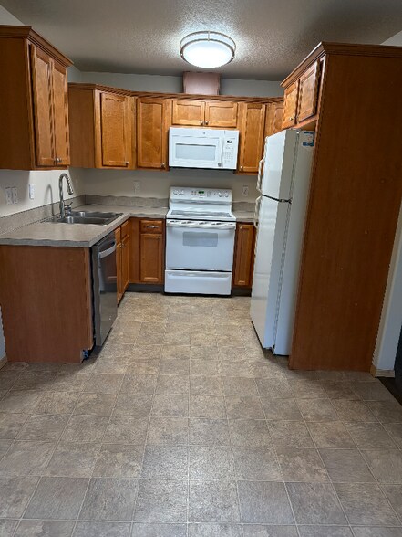 Building Photo - 250 40th Ct