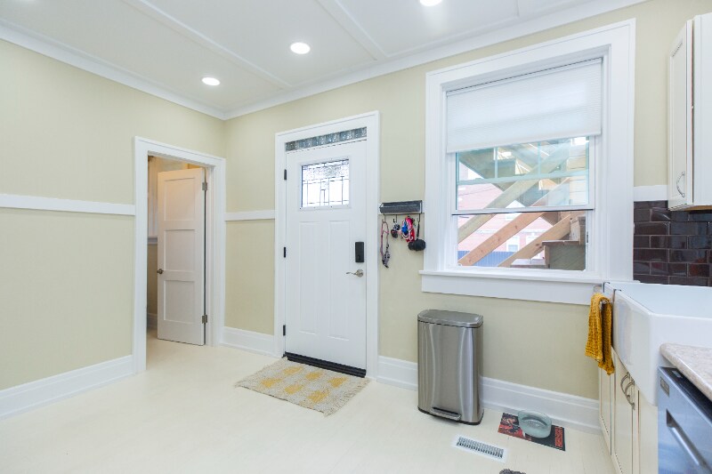 Building Photo - 108 S Notre Dame Ave