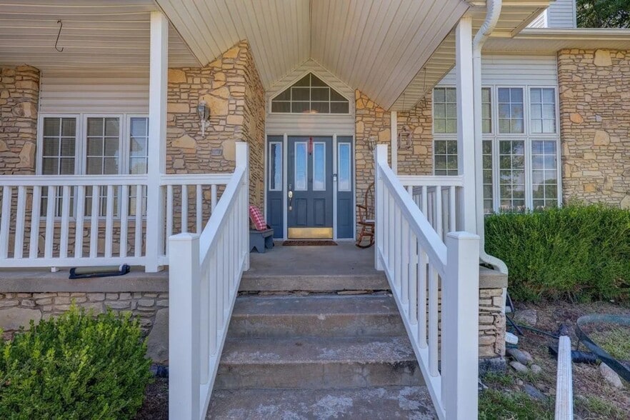 Building Photo - 3408 Lake Shore Dr