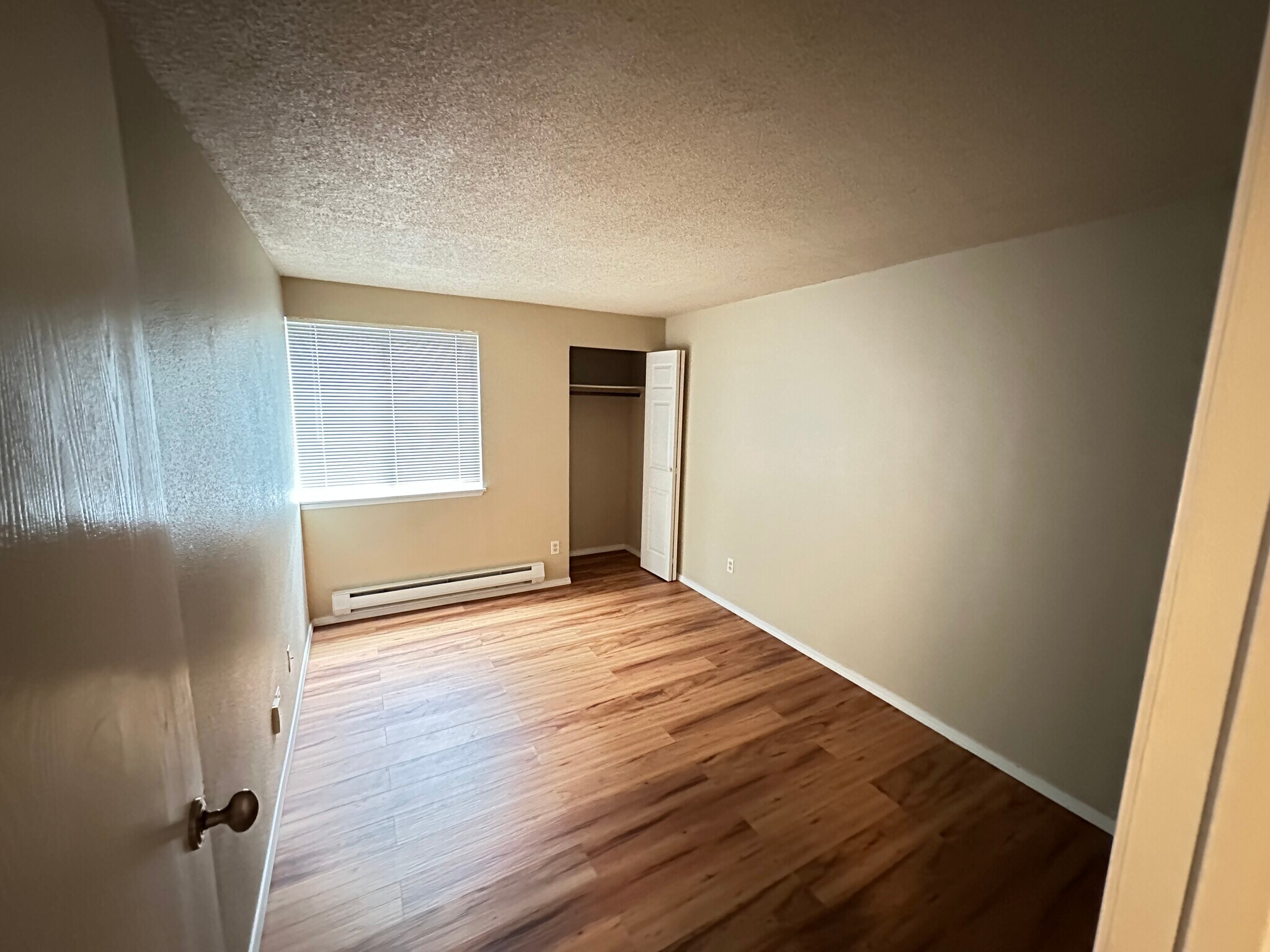 Building Photo - 4641 W Lake Sammamish Pky SE