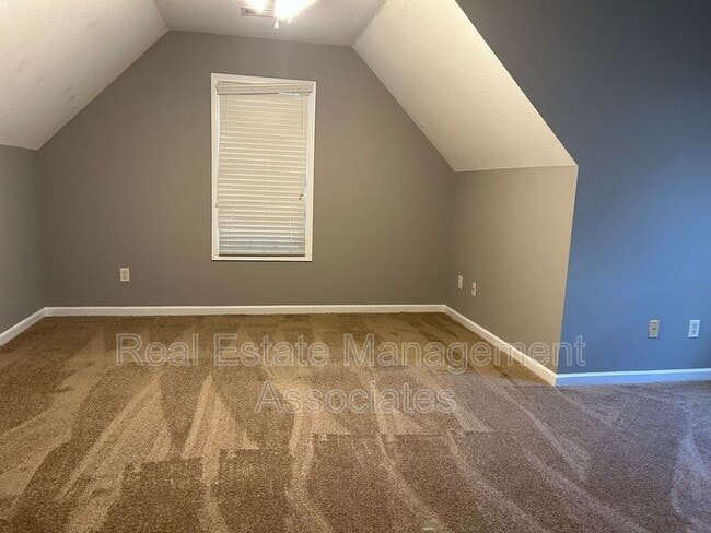 Building Photo - 648 Lynchburg St