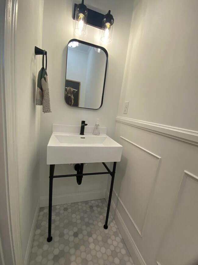 Building Photo - JUST REDUCED!!!!!! Beautiful Executive Sty...